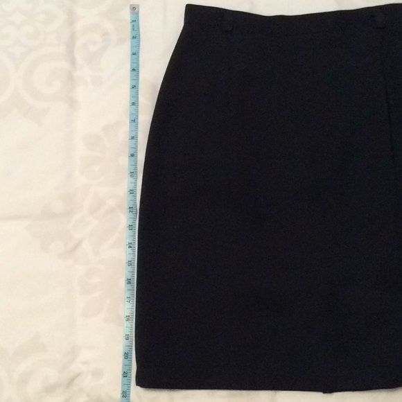 Black lined knee length skirt - Picture 4 of 5